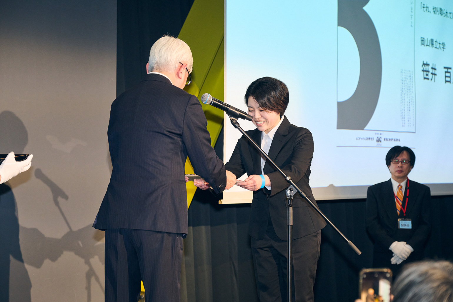 新聞広告部門グランプリ贈賞の様子