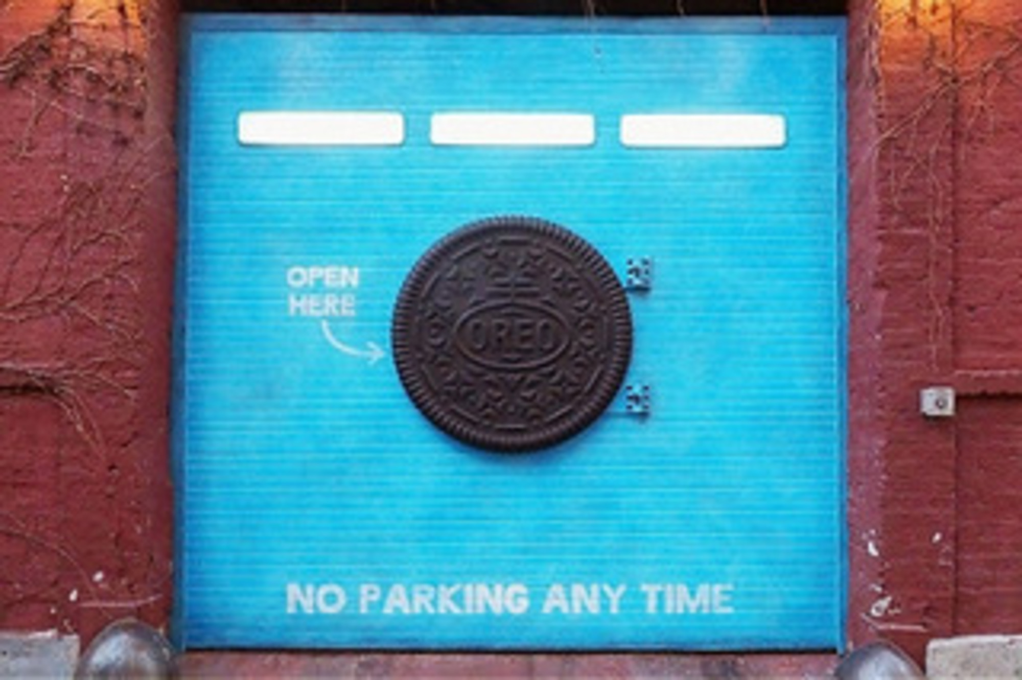 US発☆謎の「オレオ」形ドア マンハッタンに現れる