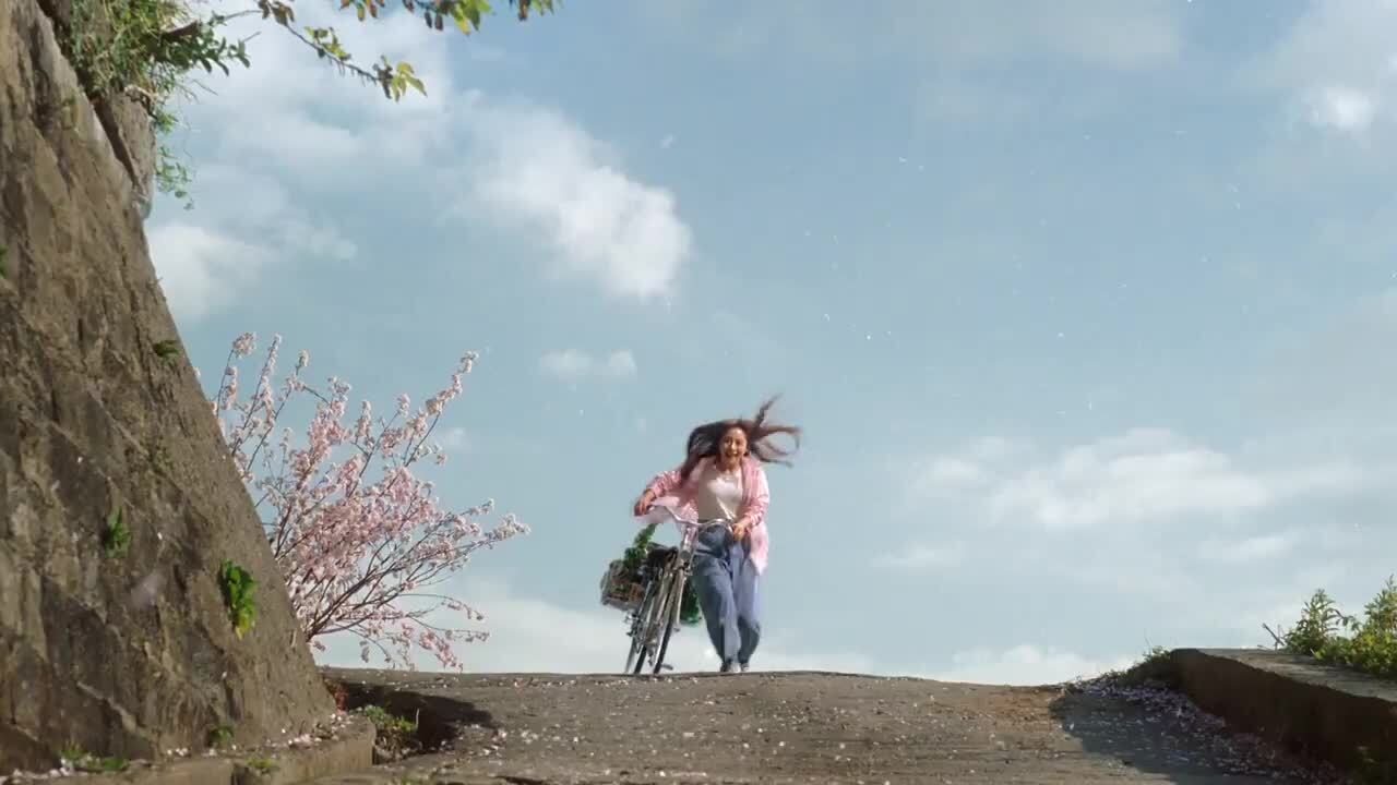 サントリービール「金麦」新CM 石原さとみさんと桜吹雪（CM動画あり）