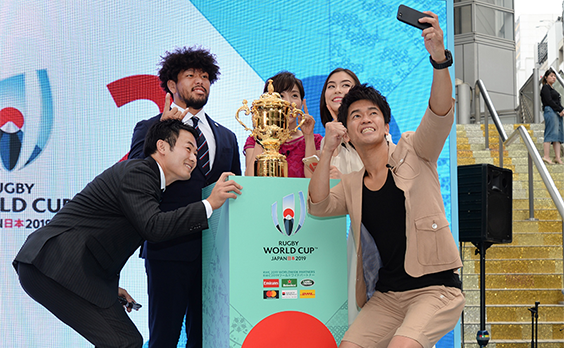 ラグビーW杯の優勝トロフィー SHIBUYA109に降臨！