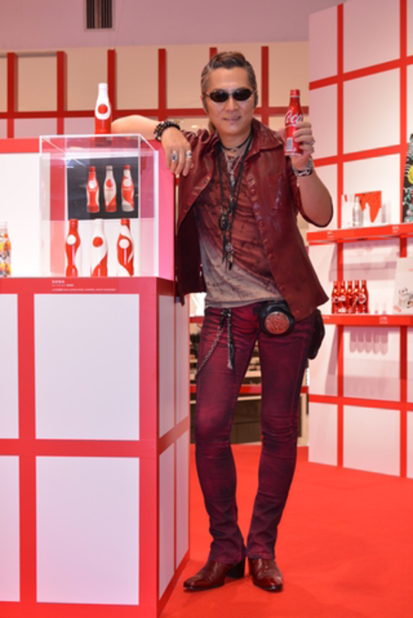 コカ・コーラ スリムボトル」の アート作品が伊勢丹に集結！