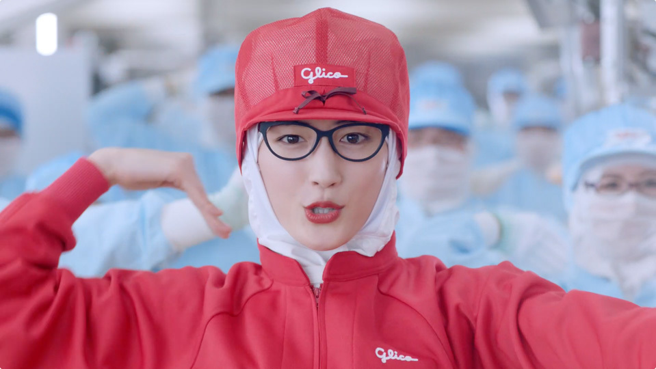 江崎グリコ」新テレビCM “スキパニスマイル”で皆に笑顔を