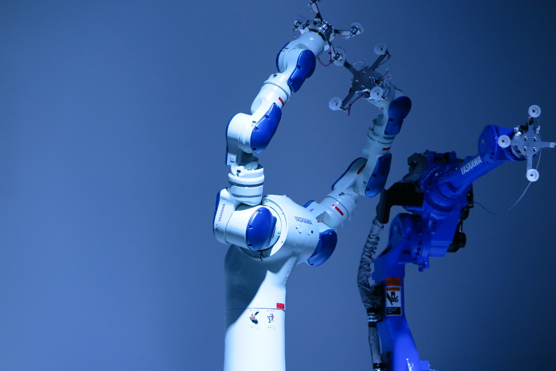 安川電機 100年史 安川電機】創立100周年記念モニュメント「PixCell-Double Muse