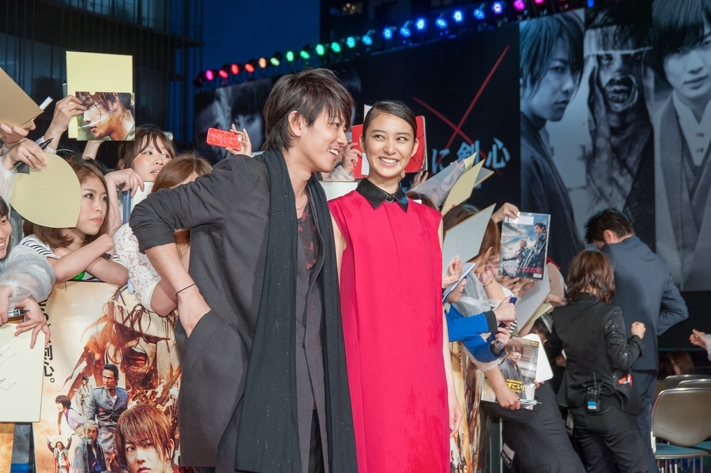 映画 るろうに剣心 レッドカーペット　イベント時使用パネル るろうに剣心』レッドカーペットで、武井咲が佐藤健にホレボレ「剣心