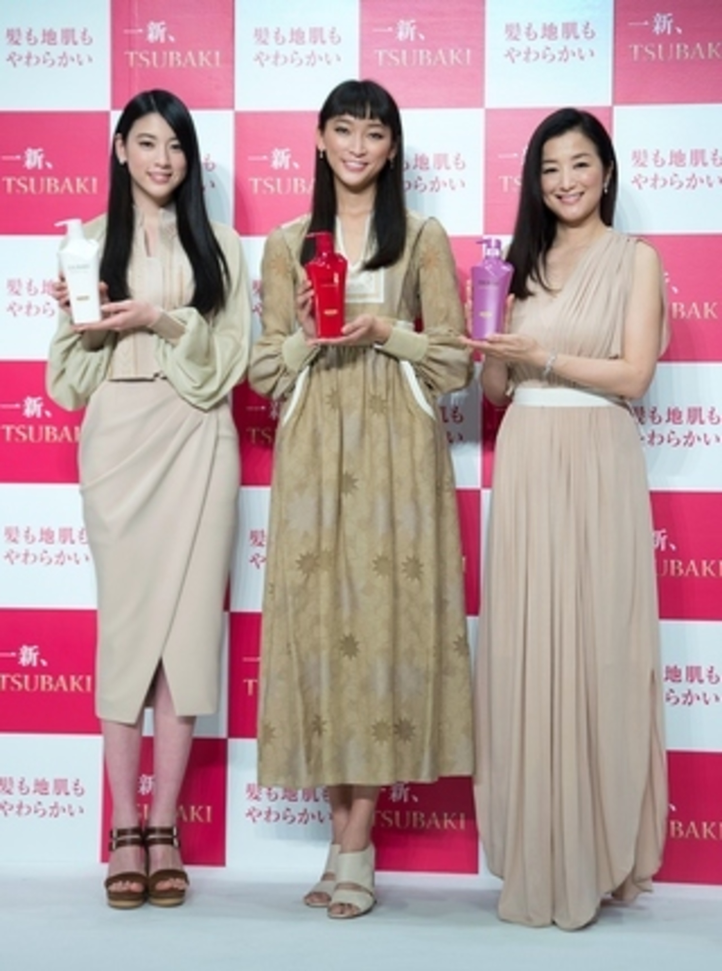 TSUBAKI」新テレビCM 福山さんが、3人の女性をシャンプーで おもてなし