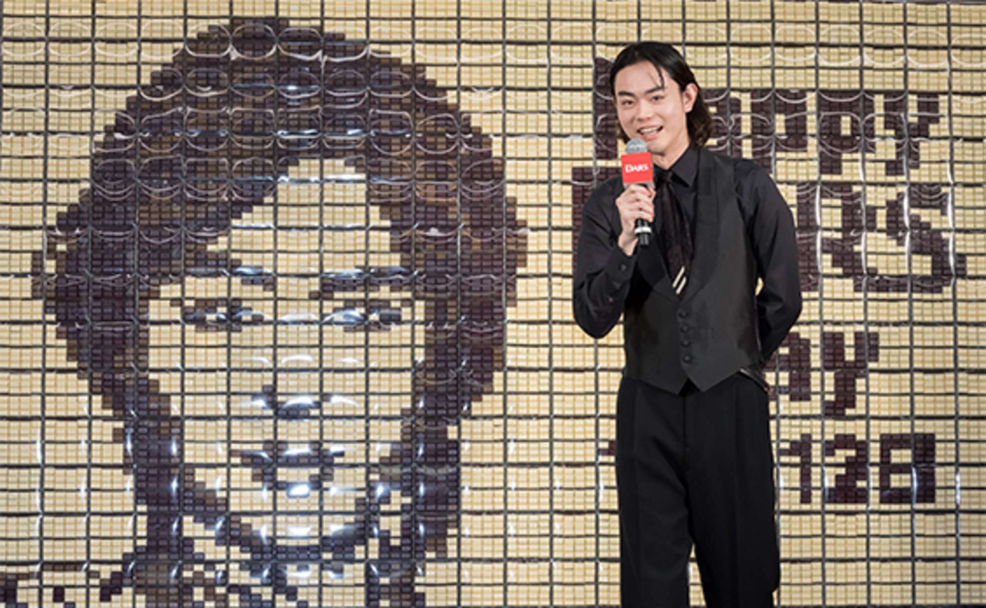 菅田将暉さん赤・黒・白の1人3役 12月12日は「ダースの日」