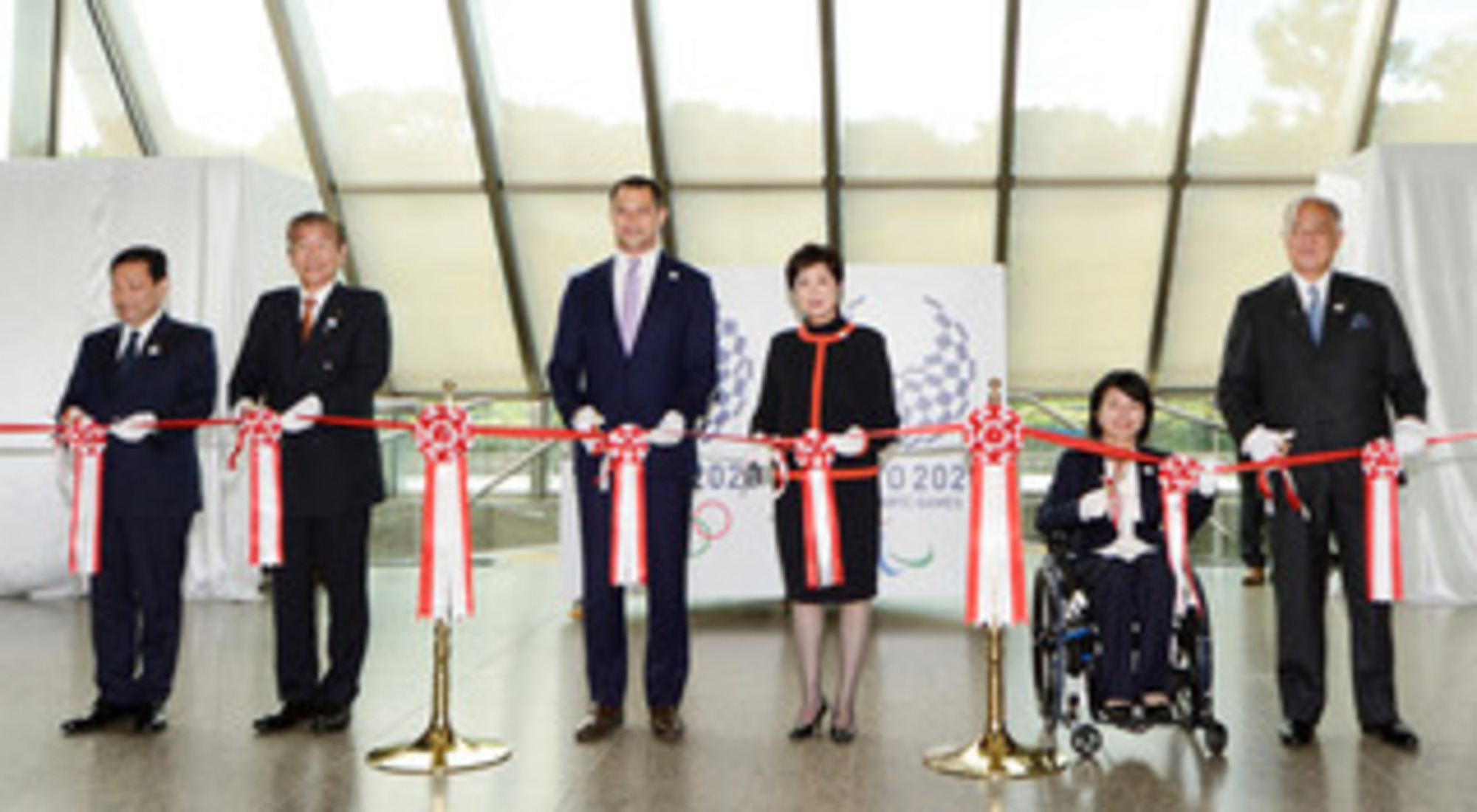 都庁に、オリンピック・パラリンピック フラッグの展示コーナーを開設