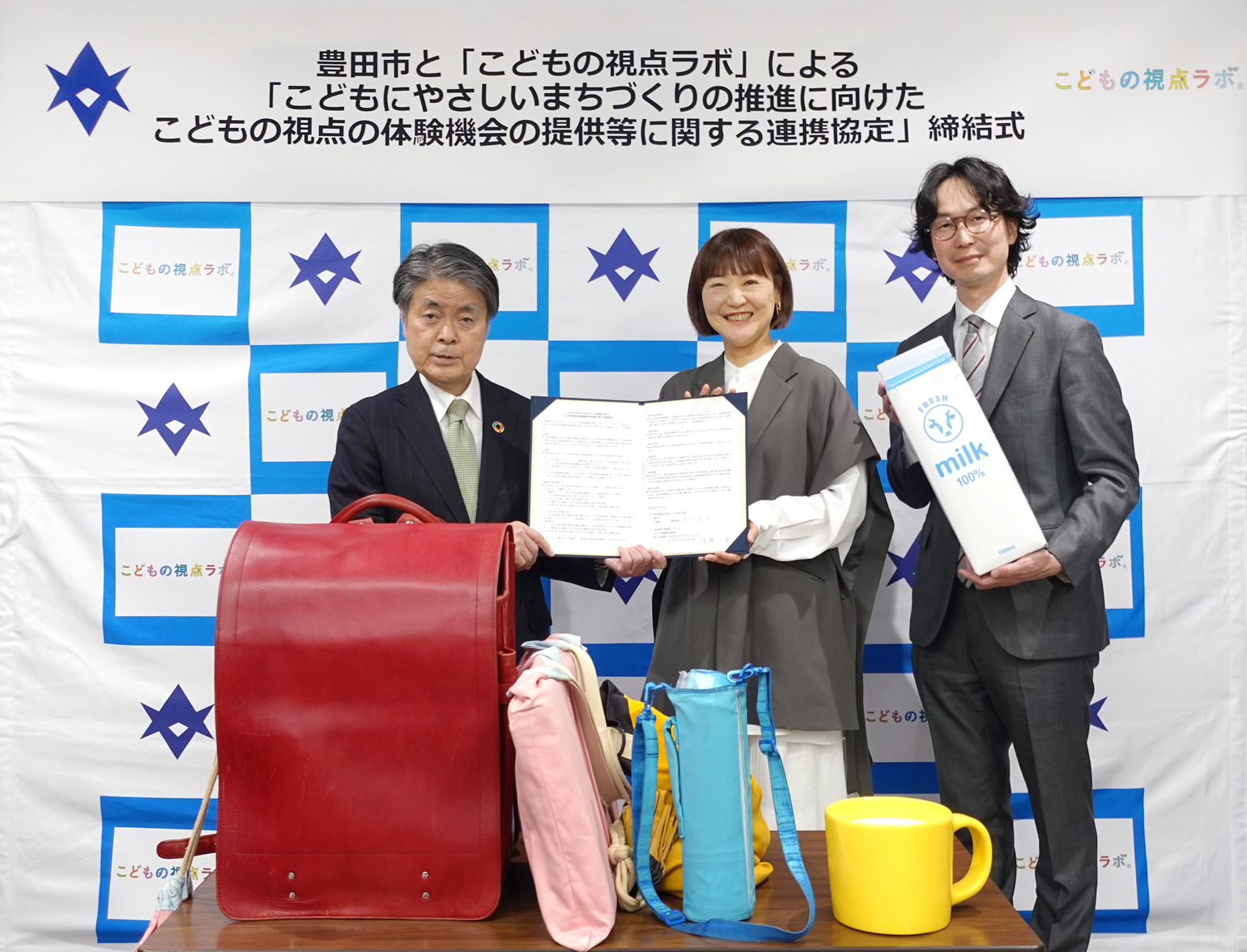 締結式の様子。（左から）豊田市・太田稔彦 市長、こどもの視点ラボ・石田文子、沓掛光宏 共同代表