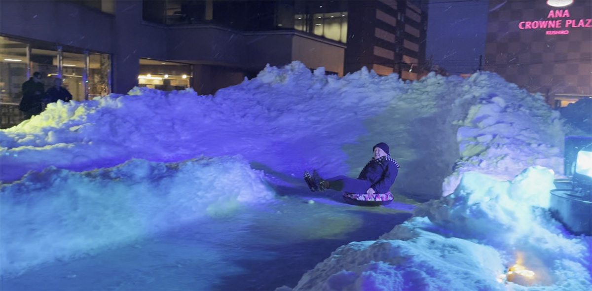 数多くの氷の滑り台を体験してきた加形が「文句なしの最高傑作」というウィンターパークの滑り台。