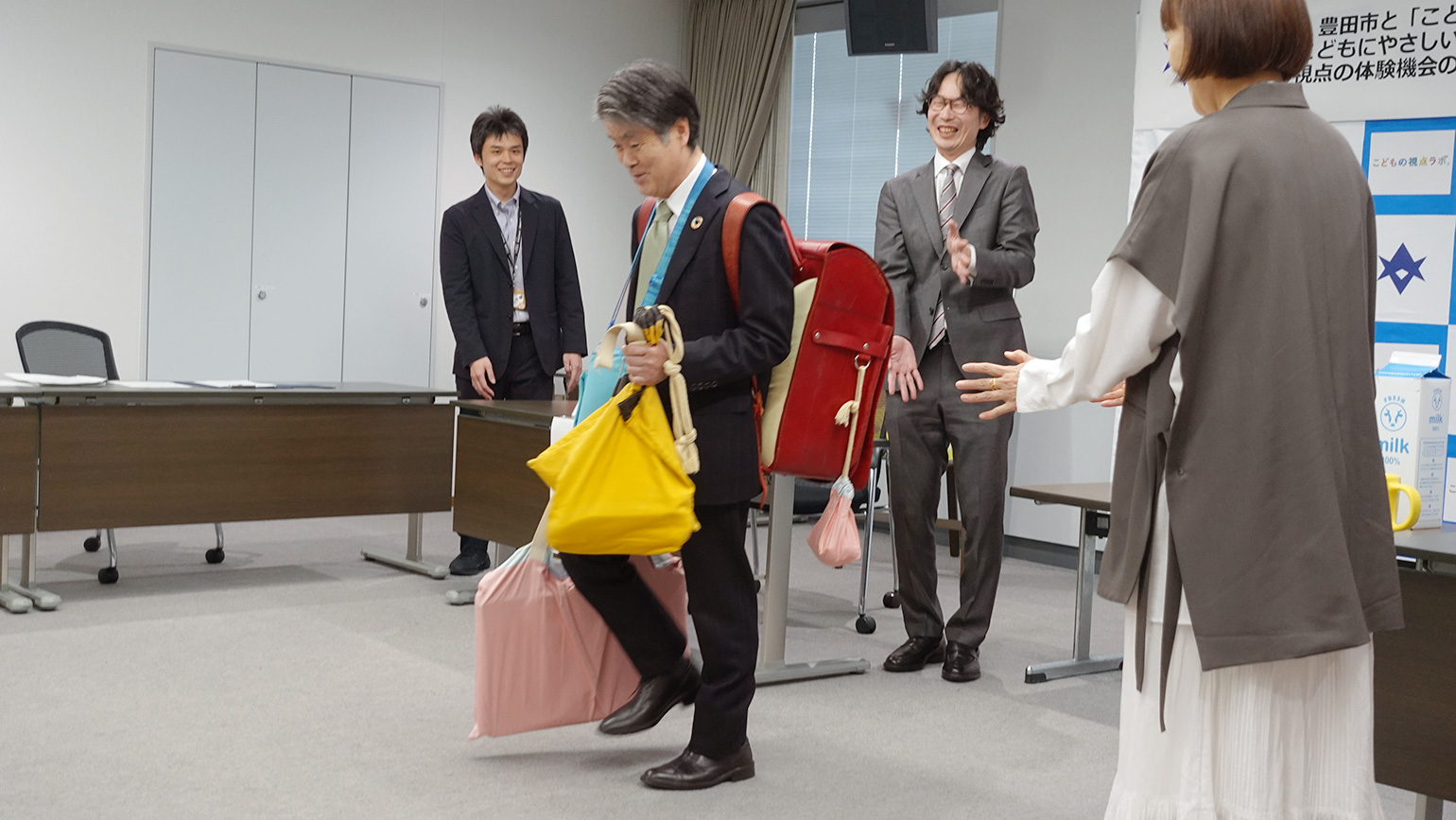 「大人ランドセル」を体験する豊田市の太田市長