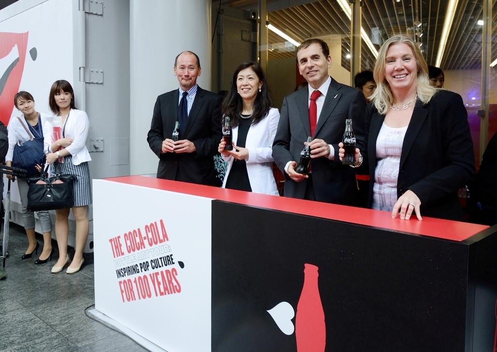 コカ・コーラ」ボトル100周年記念 “コンツアーボトル”を題材にした
