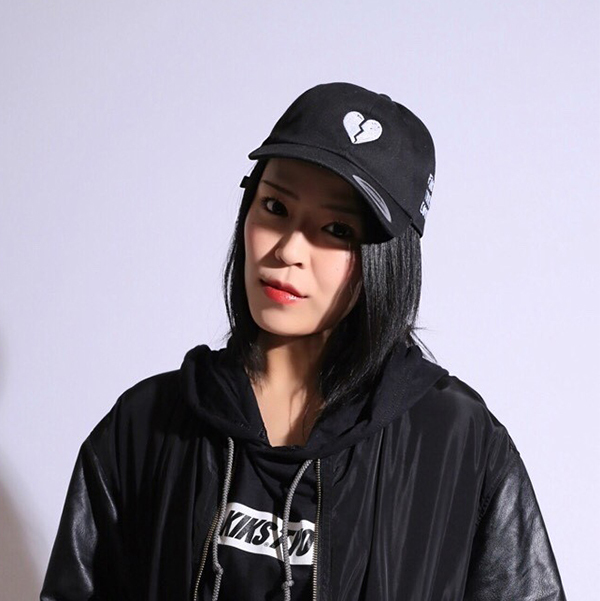 椿×渡邊千佳：にじみ出た血をポジティブに包み込む